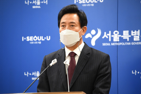 오세훈 서울시장이 21일 문재인 대통령의 4·7 시도지사 보궐선거 당선인 초청 청와대 오찬을 다녀온 뒤 서울시청 브리핑룸에서 오찬 내용에 관해 브리핑하고 있다.[사진=서울시 제공]